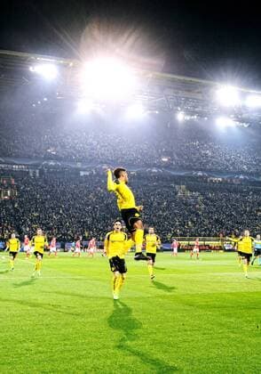 Fussball, UEFA Champions League, Herren, Saison 2016 2017, Achtelfinale Rückspiel, Signal Iduna Park Dortmund, Bor. Dortmund (gelb) - Benfica Lissabon (rot) 4:0; Jubel Pierre-Emerick Aubameyang (BVB) nach seinem Tor zum 1:0, zusammen mit Marc Bartra (BVB). Jubel, Freude, Aktion.