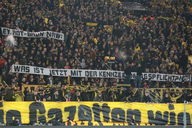 08.03.2017, xkvx, Fussball Champions League, Borussia Dortmund - Benfica Lissabon, emspor, v.l. Borussia Dortmund Fans Gesang Stimmung Fahnen Spruchband Dortmund