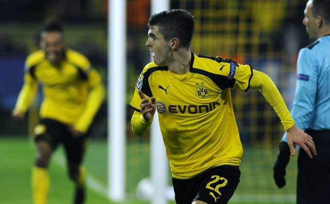 Fussball, UEFA Champions League, Herren, Saison 2016 2017, Achtelfinale Rückspiel, Signal Iduna Park Dortmund, Bor. Dortmund (gelb) - Benfica Lissabon (rot) 4:0; Jubel Christian Pulisic (BVB) nach seinem Tor zum 2:0, im Hintergrund Pierre-Emerick Aubameyang (BVB). Jubel, Freude, Aktion.