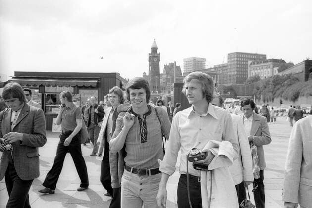 WM 1974, die Nationalmannschaft der DDR im Hamburger Hafen, Jürgen Sparwasser (li.) und Hans Jürgen Kreische