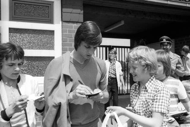 WM 1974, Nationalteam Niederlande in Hiltrup, Johan Cruijff gibt jungen Fans Autogramme