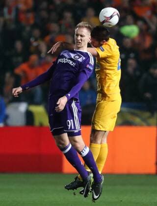Anderlecht s Lukasz Teodorczyk and Apoel s Inaki Astiz fight for the ball during a soccer game between Cypriot club APOEL FC and Belgian team RSC Anderlecht in Nicosia, Cyprus, Thursday 09 March 2017, the first leg of the 1 8 finals of the Europa League competition. VIRGINIExLEFOUR  x05061807x