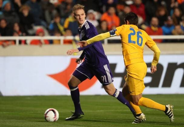 Anderlecht s Lukasz Teodorczyk and Apoel s Nuno Morais fight for the ball during a soccer game between Cypriot club APOEL FC and Belgian team RSC Anderlecht in Nicosia, Cyprus, Thursday 09 March 2017, the first leg of the 1 8 finals of the Europa League competition. VIRGINIExLEFOUR  x05061839x