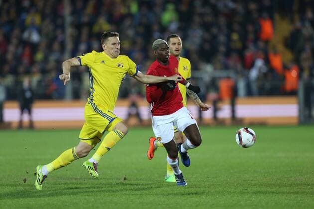 Fußball, EL, FK Rostow - Manchester United March 9, 2017 - Rostov-On-Don, Russia - Aleksandr Bukharov (L) of FC Rostov and Paul Pogba of FC Manchester United ManU vie for the ball during the UEFA Europa League Round of 16, first leg between FC Manchester United and FC Rostov, at Olimp 2 Stadium in Rostov-on-Don, Russia on March 9, 2017. FK Rostov v Manchester United - UEFA Europa League Round of 16: First Leg  - ZUMAn230 20170309_zaa_n230_163 Copyright: xIgorxRussakx