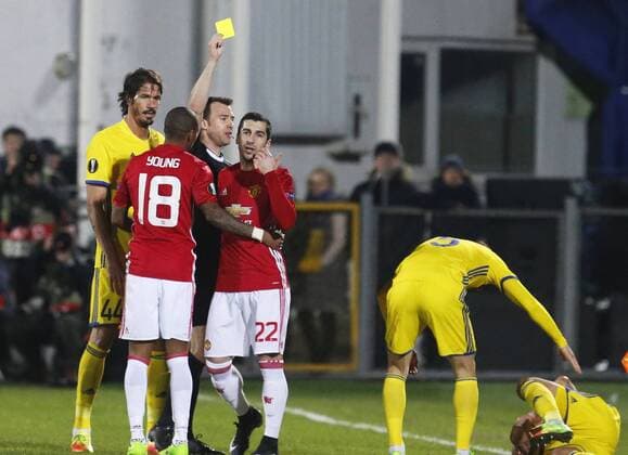 FuÃŸball, EL, FK Rostow - Manchester United ROSTOV-ON-DON, RUSSIA - MARCH 9, 2017: Referee Felix Zwayer shows a yellow card to FC Manchester United ManU s Henrikh Mkhitaryan (4th L) in Leg 1 of their 2016-17 UEFA Europa League Round of 16 football match against FC Rostov at Olimp-2 Stadium. Valery Matytsin TASS  TS043C47