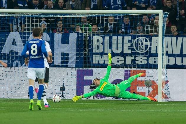 Gelsenkirchen, Germany, 09.03.2017, UEFA Europa League - 2016 17 Season, Round of 16, First leg, FC Schalke 04 - Borussia Moenchengladbach, tor zum 1:1 durch Guido Burgstaller (S04), Torwart Yann Sommer (BMG) ( DeFodi001