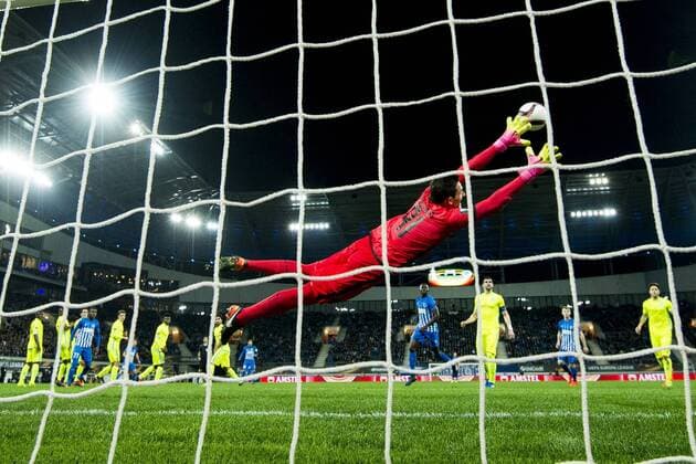 Gent s goalkeeper Lovre Kalinic fails to stop a free kick a soccer game between Belgian teams KAA Gent and KRC Genk, Thursday 09 March 2017 in Gent, the first leg of the 1 8 finals of the Europa League competition. JASPERxJACOBS  x05062007x