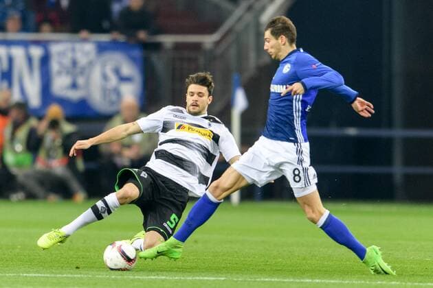 Tobias Strobl (Borussia Moenchengladbach 5) im Zweikampf gegen Leon Goretzka (FC Schalke 04 8) beim Europa League Spiel zwischen dem FC Schalke 04 und Borussia Moenchengladbach am 09.03.2017, Gelsenkirchen Copyright: xSchuelerx xEibnerx-xPressefotox EP_JSE