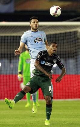 Celta Vigo s Argentinian defender Gustavo Daniel Cabral (L) fights for the ball with Brazilian striker Wanderson do Carmo (R) of FK Krasnodar during the Europa League round of 16 first leg game played at Balaidos in Vigo, northwestern Spain, 09 March 2017. CELTA VIGO S VS FK Krasnodar !ACHTUNG: NUR REDAKTIONELLE NUTZUNG!  Copyright: xCabalarx GRA134 20170309-636246945888800792