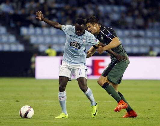 Celta Vigo s Danish striker Pione Sisto (L) fights for the ball with Alexandro Martynovich (R) of FK Krasnodar during the Europa League round of 16 first leg game played at Balaidos in Vigo, northwestern Spain, 09 March 2017. CELTA VIGO S VS FK Krasnodar !ACHTUNG: NUR REDAKTIONELLE NUTZUNG!  Copyright: xSalvadorxSasx GRA134 20170309-636246946528712792