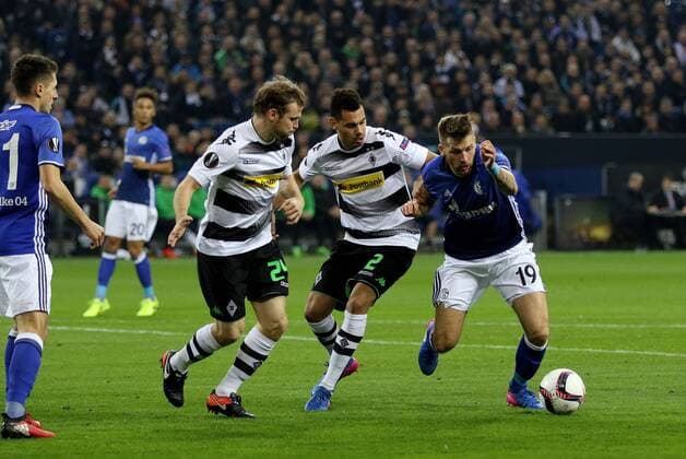 09.03.2017 - Guido Burgstaller (FC Schalke 04) im Zweikampf mit Timothee Kolodziejczak (Borussia Mönchengladbach) beim Europa League Achtelfinal Hinspiel (Saison 2016 17) FC Schalke 04 - Borussia Mönchengladbach. Copyright mpsport Thomas Pakusch