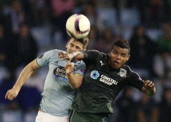 Celta de Vigo s defender Andreu Fontas (L) vies for the ball with Wanderson of Krosnadar during their Europa League round of 16 match at Balaidos stadium in Vigo, Galicia, Spain, 09 March 2017. CELTA DE VIGO VS. FC KRASNODAR !ACHTUNG: NUR REDAKTIONELLE NUTZUNG!  Copyright: xCabalarx GAL001 20170309-636246975188263192