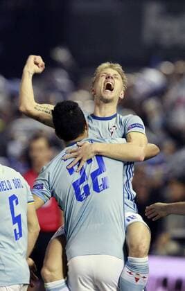 Celta de Vigo s Danish midfielder Daniel Wass (R) jubilates a goal, the first of the team against Krosnadar during their Europa League round of 16 match at Balaidos stadium in Vigo, Galicia, Spain, 09 March 2017. CELTA DE VIGO VS. FC KRASNODAR !ACHTUNG: NUR REDAKTIONELLE NUTZUNG!  Copyright: xCabalarx GAL001 20170309-636246975803675302