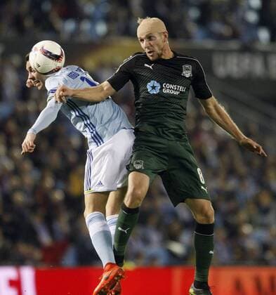 Celta de Vigo s striker Iago Aspas (L) vies for the ball with midfielder Yuri Gazinskiy of FC Krasnodar during their Europa League round of 16 first leg match at Balaidos stadium in Vigo, Galicia, Spain, 09 March 2017. CELTA DE VIGO VS. FC KRASNODAR !ACHTUNG: NUR REDAKTIONELLE NUTZUNG!  Copyright: xCabalarx GAL001 20170309-636246977818077476
