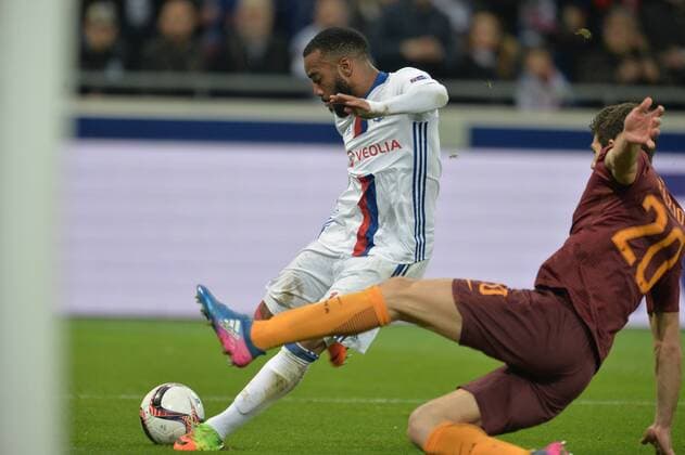Alexandre Lacazette (lyon) vs Federico Fazio (rome) - Fussball, Europaleague, Olympique Lyon vs. AS Rom - 09 03 2017 FredericChambert Panoramic 