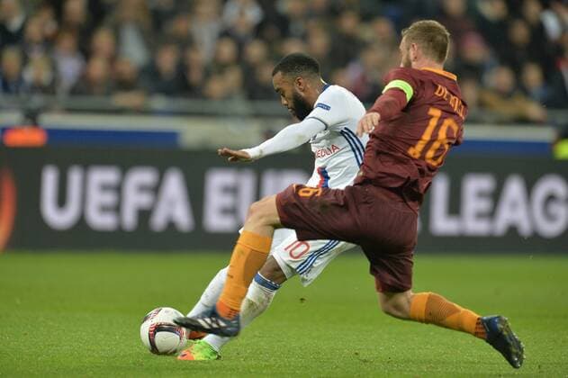 Alexandre Lacazette (lyon) vs Daliele De Rossi (rome) - Fussball, Europaleague, Olympique Lyon vs. AS Rom - 09 03 2017 FredericChambert Panoramic 