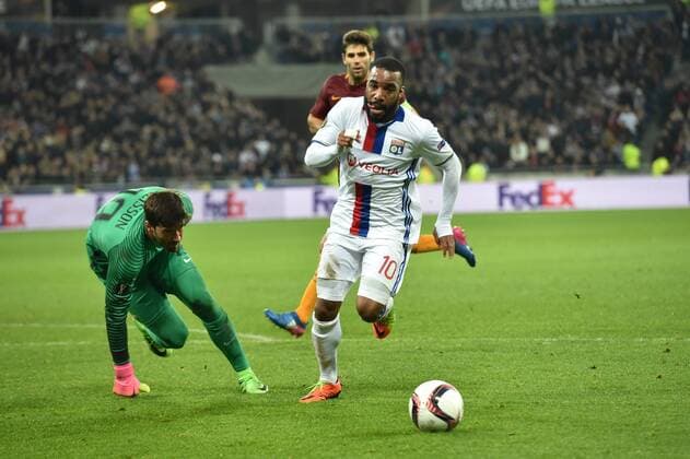 Alexandre Lacazette (lyon) vs Alisson Becker (rome) - Fussball, Europaleague, Olympique Lyon vs. AS Rom - 09 03 2017 FredericChambert Panoramic 