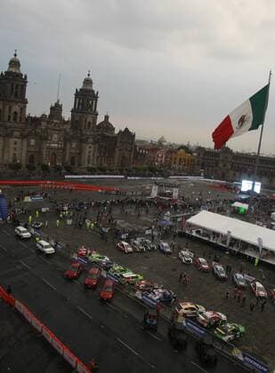 Bilder des Tages - SPORT Participants in the World Rally Championship Special Stage competition with their vehicles in front of the Metropolitan Cathedral in Mexico City, Mexico, 09 March 2017. The World Rally of Mexico opens its first stage at the main square of Mexico. World Rally Championship !ACHTUNG: NUR REDAKTIONELLE NUTZUNG!  Copyright: xMarioxGuzmánx MEX43 20170310-636247103338829321