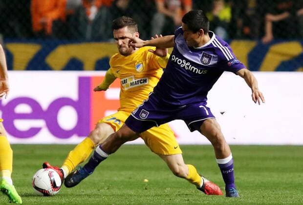 (170310) -- NICOSIA, March 9, 2017 -- APOEL s Yannis Gianniotas(L) vies with Anderlecht s Andy Najar during the Europa League Round of 16 first leg match between Anderlecht and APOEL in Nicosia, Cyprus, on March 9, 2017. Anderlecht won 1-0.) (SP)CYPRUS-NICOSIA-SOCCER-UEFA-EUROPA LEAGUE SakisxSavvides 