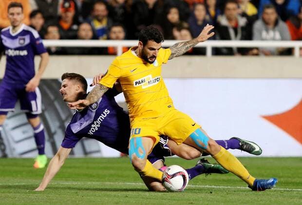 Bilder des Tages - SPORT (170310) -- NICOSIA, March 9, 2017 -- APOEL s Giorgos Merkis(R) vies for the ball during the Europa League Round of 16 first leg match between Anderlecht and APOEL in Nicosia, Cyprus, on March 9, 2017. Anderlecht won 1-0.) (SP)CYPRUS-NICOSIA-SOCCER-UEFA-EUROPA LEAGUE SakisxSavvides 