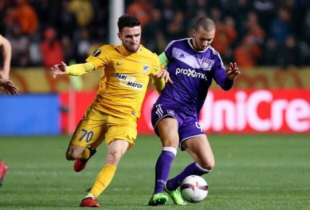(170310) -- NICOSIA, March 9, 2017 -- APOEL s Yannis Gianniotas(L) vies with Anderlecht s Sofiane Hanni during the Europa League Round of 16 first leg match between Anderlecht and APOEL in Nicosia, Cyprus, on March 9, 2017. Anderlecht won 1-0.) (SP)CYPRUS-NICOSIA-SOCCER-UEFA-EUROPA LEAGUE SakisxSavvides 