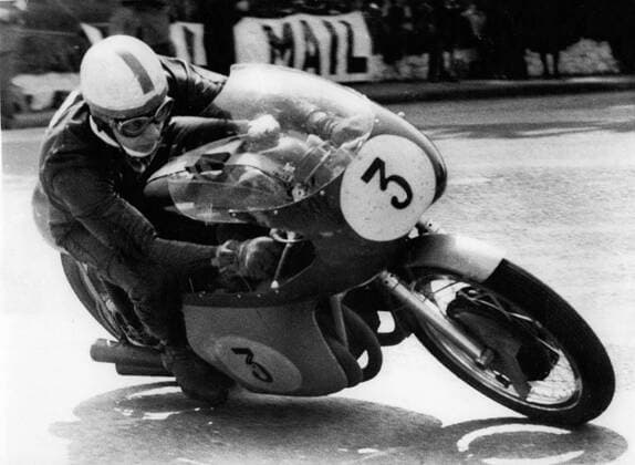 March, 10, 2017 - Former Formula 1 and motorcycling world champion John Surtees has died at the age of 83. Surtees is the only man to have won the grand prix World Championship WM Weltmeisterschaft on both two wheels and four. He won four 500cc motorcycling titles - in 1956, 1958, 1959 and 1960 - and the F1 crown with Ferrari in 1964. He later set up his own F1 team and was behind the wheel when it made its debut at the 1970 British Grand Prix at Brands Hatch. Pictured: Jun. 06, 1960 - Isle of Man, England - JOHN SURTEES at speed during his great record breaking race - in the Isle of Man TT. Surtees won the Senior T.T. at the Isle of Man and smashes all race records. Surtees won the road race on his four cylinder M.V. Augusta, with the fantastic speed of 102.44 m.p.h. He has now won the race four times, equaling the record of Stanley Woods of pre WW2 2. Weltkrieg 2. Weltkrieg years. He is the first man to win the race three times in succession. he never lapped at less than 100 m.p.h. John Surtees 1934-2017 F1 and MotoGP World Champion - ZUMAk09_ 77763795st Copyright: xKeystonexPressxAgencyx