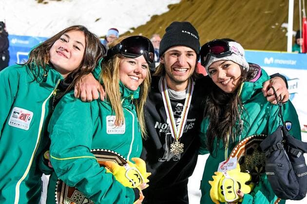 SNOWBOARD, FREESTYLE SKIING - FIS WC 2017 SIERRA NEVADA,SPAIN,11.MAR.17 - SNOWBOARDING - FIS Freestyle Ski and Snowboard World Championships, snowboard halfpipe, finals, men ladies, award ceremony. Image shows Patrick Burgener (SUI) with his medal and girls. GEPAxpictures xOliverxLerch