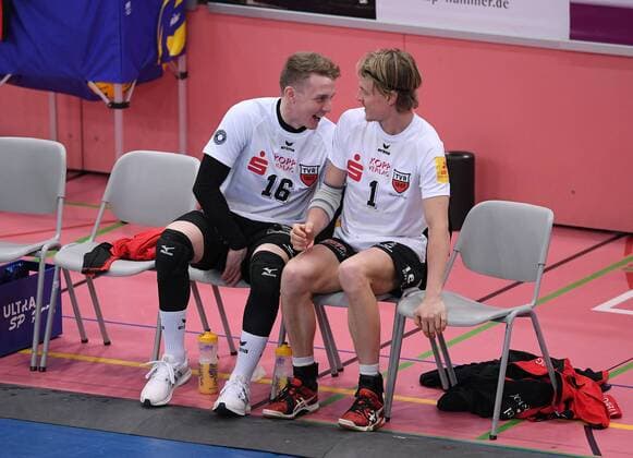Volleyball 1. Bundesliga Saison 2016 2017 11.03.2017 Pre-Playoff Spiel TV Rottenburg - Netzhoppers SolWo Koenigspark KW Johannes Elsaesser (li, TV Rottenburg) und Dirk Mehlberg (TV Rottenburg) 