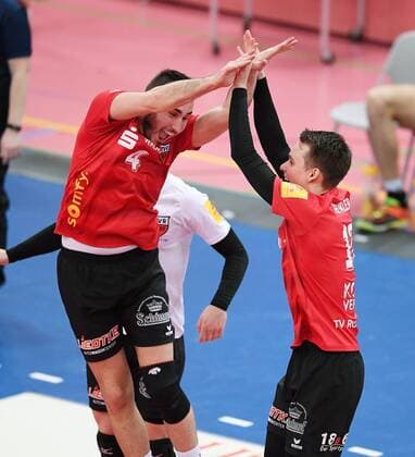 Volleyball 1. Bundesliga Saison 2016 2017 11.03.2017 Pre-Playoff Spiel TV Rottenburg - Netzhoppers SolWo Koenigspark KW JUBEL TV Rottenburg; Federico Cipollone (li) klatscht Phillip Trenkler ab 