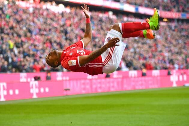 Torjubel Douglas COSTA (Bayern Muenchen) nach Tor zum 2-0,Salto,Flugeinlage, Aktion,Jubel,Freude,Begeisterung, Fussball 1. Bundesliga, 24. Spieltag, FC Bayern Muenchen (M)-Eintracht Frankfurt (F) 3-0, am 11.03.2017 in Muenchen Deutschland, A L L I A N Z A R E N A.