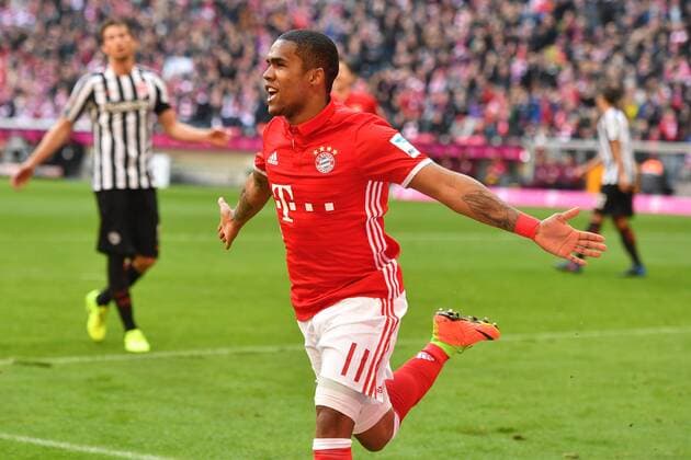 Torjubel Douglas COSTA (Bayern Muenchen) nach Tor zum 2-0,. Jubel,Freude,Begeisterung,,Aktion,Einzelbild,angeschnittenes Einzelmotiv,Halbfigur,halbe Figur. Fussball 1. Bundesliga, 24. Spieltag, FC Bayern Muenchen (M)-Eintracht Frankfurt F) 3-0,Aktion. am 11.03.2017 in Muenchen Deutschland, A L L I A N Z A R E N A.