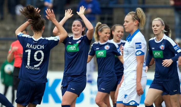 Fussball Frauen 1.Bundesliga 12.03.2017 Potsdam Karl Liebknecht Stadion 1 FFC Turbine Potsdam geg TSG 1899 Hoffenheim 1 : 0 Jubel nach 1 : 0 vlnr Felicitas RAUCH 19 Turbine Sarah ZADRAZIL 27 Turbine Elise KELLOND KNIGHT 6 Turbine Lia WÄLTI ( WAELTI ) 13 Turbine Johanna ELSIG 4 Turbine