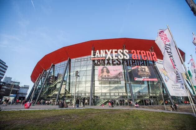 DEL Eishockey, 3. Play Off Viertelfinale, Kölner Haie - Grizzlys Wolfsburg am Sonntag, 12. März 2017 in der Lanxess Arena in Köln Die Lanxess Arena bei blauem Himmel vor dem Spiel Kölner Haie - Grizzlys Wolfsburg