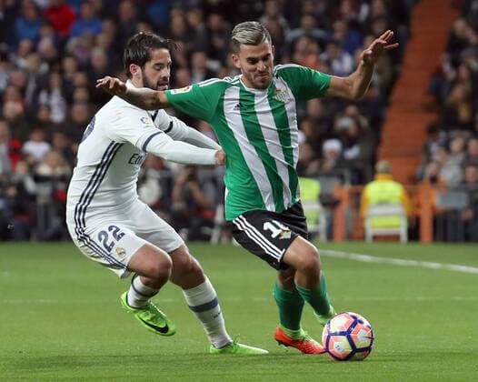 Real Madrid s midfielder Isco (L) vies for the ball with midfielder Dani Ceballos of Betis during their Liga Primera Division 27th round match at Santiago Bernabeu stadium in Madrid, Spain, 12 March 2017. REAL MADRID VS. BETIS !ACHTUNG: NUR REDAKTIONELLE NUTZUNG!  Copyright: xJ.J.xGuillénx MAD001 20170312-636249505518320143