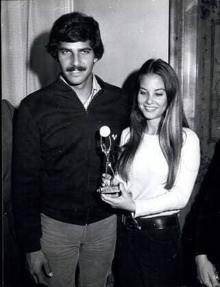 1973 - Mark Spitz in Barcelona: Seven Gold Medals winners in the last Olympic Games Olympische Spiele Olympia OS at Munich in August of 1,973, poses with his pretty wife Suzy after their arrival to Barcelona from Roma, where they received as present a typical Don quijote that Suzy holds in her hands. - ZUMAk09_ 1973 Mark Spitz in Barcelona Seven Gold Medals winners in The Load Olympic Games AT Munich in August of 1 973 - ZUMA3 69328393st Copyright: ximagoxstock&peoplex
