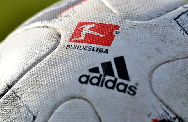 14.03.2017, xfux, Fussball 1.Bundesliga, SV Darmstadt 98 Training, emonline emspor, v.l. Symbol, Feature Bundesliga Logo, Adidas Logo, Fussball, Ball Spielball, DFL Darmstadt