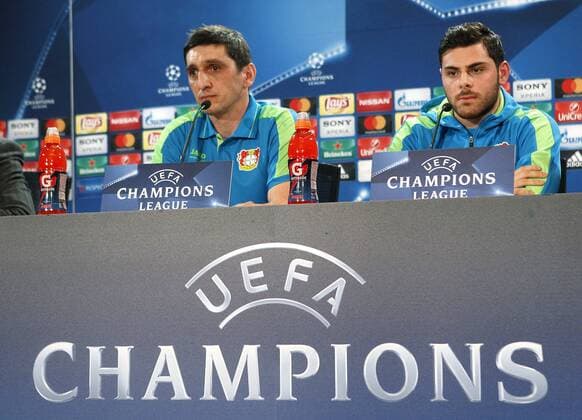 Bilder des Tages - SPORT Bayer Leverkusen s Turkish head coach Tayfun Korkut (L) and striker Kevin Volland (R) during the press confence of the team held at Vicente Calderon stadium in Madrid, Spain on 14 March 2017 on the eve of the Champions League round of 16 second leg match played against Atletico Madrid. BAYER LEVERKUSEN S press conference PK Pressekonferenz !ACHTUNG: NUR REDAKTIONELLE NUTZUNG!  Copyright: xJAVIERxLOPEZx 20170314-636251174713073950