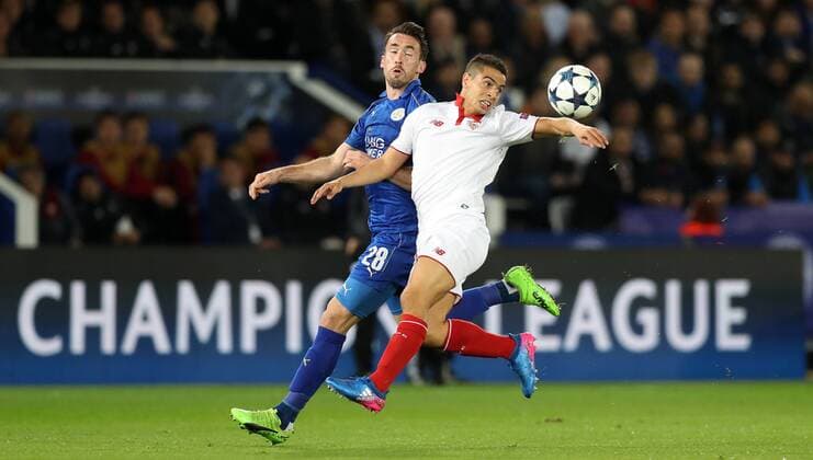 Fußball, CL, Leicester City - FC Sevilla Football - 2016 2017 UEFA Champions League - Round of Sixteen, Second Leg: Leicester City 1 vs. Sevilla 2 Wissam Ben Yedder of Sevilla and Christian Fuchs of Leicester City during the match at the King Power Stadium. 