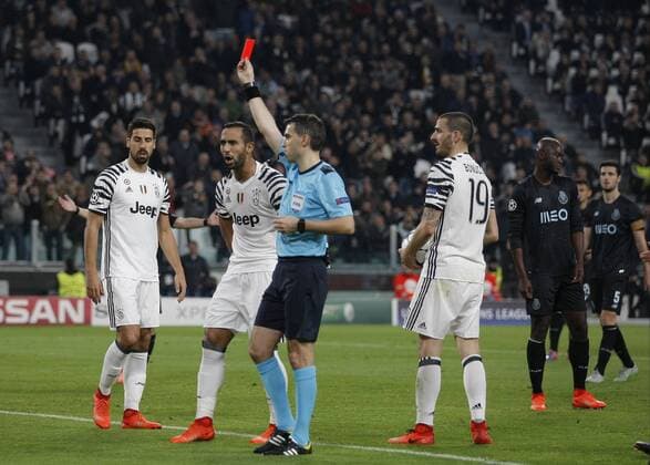 Bilder des Tages - SPORT Fußball, CL, Juventus Turin - FC Porto March 14, 2017 - Turin, Italy - Porto s Uruguayan defender Maxi Pereira (not in picture) receives a red card from referee Ovidiu Hategan during the UEFA Champions League football match Juventus vs FC Porto on March 14, 2017 at the Juventus stadium in Turin. Juventus v FC Porto - UEFA Champions League Round of 16: Second Leg  - ZUMAn230 20170314_zaa_n230_167 Copyright: xLorisxRosellix