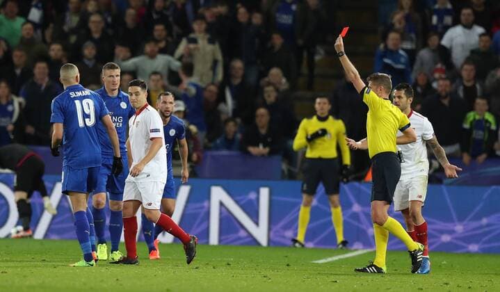 Fußball, CL, Leicester City - FC Sevilla Football - 2016 2017 UEFA Champions League - Round of Sixteen, Second Leg: Leicester City 1 vs. Sevilla 2 Samir Nasri of Sevilla is sent off during the match at the King Power Stadium. 