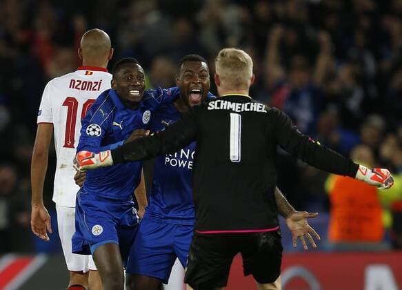 Fußball, CL, Leicester City - FC Sevilla Wilfred Ndidi and Wes Marogan celebrate the win with Kasper Schmeichel of Leicester City as Steven NÕZonzi of Sevilla walks off dejected during the UEFA Champions League Round of 16 - 2nd Leg match at the King Power Stadium, Leicester. Picture date: March 14th 2017. Pic credit should read: Simon Bellis Sportimage EDITORIAL USE ONLY. No use with unauthorised audio, video, data, fixture lists, club league logos or live services. Online in-match use limited to 120 images, no video emulation. No use in betting, games or single club league player publications.