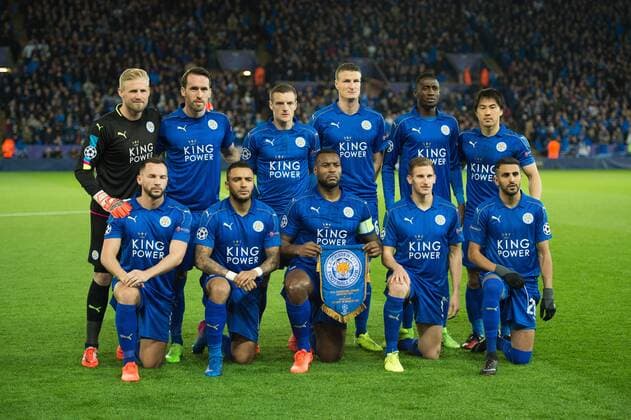 Leicester City Football team pose for team group Mannschaftsbild Totale JonxBuckle 