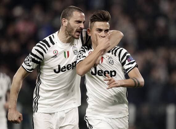 Bilder des Tages - SPORT Italy Soccer Champions League: Juventus-Porto JuventusÕ Paulo Dybala, left, celebrates with his teammate Leonardo Bonucci after scoring on a penalty kick during the Champions League round of 16 soccer match against Porto at the Juventus Stadium.  IsabellaxBonottox xPacificxPress