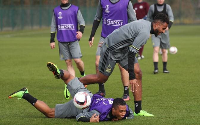 Anderlecht s Youri Tielemans and Anderlecht s Isaac Kiese Thelin fight for the ball during a training session of Belgian soccer team RSC Anderlecht in Anderlecht, Wednesday 15 March 2017. Tomorrow Anderlecht is playing a return 1 8 final game of the Europa League competition against Cyprus team Apoel Nicosie. First leg in Nicosie ended on a 0-1 result. VIRGINIExLEFOUR  x05064897x