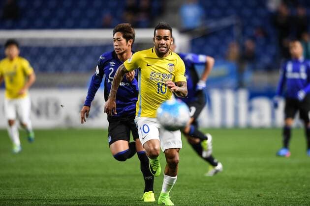 Alex Teixeira of China s Jiangsu Suning, left, chases the ball against players of Japan s Gamba Osaka in their Group H match during the AFC Champions League 2017 in Osaka, Japan, 15 March 2017. Jiangsu Suning competes against Gamba Osaka at AFC group match  20170315_62435