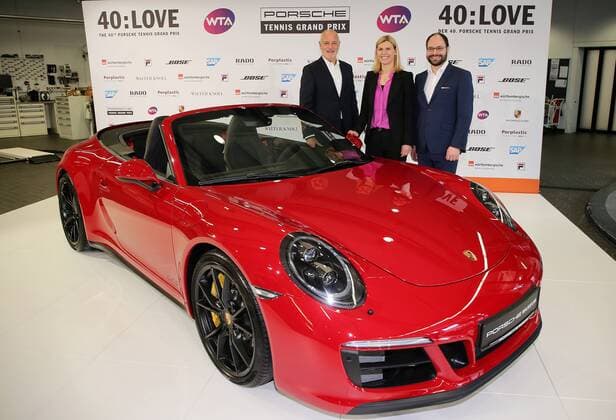 Stuttgart Tennis 40. Porsche Tennis Grand Prix Pressekonferenz, v.l. Turnierdirektor Markus Markus Günthardt, Anke Huber (Sportliche Leiterin) und Dr. Josef Arweck (Leiter Öffentlichkeitsarbeit Porsche) mit dem roten Gewinnerfahrzeug 911 Carrera GTS Cabriolet