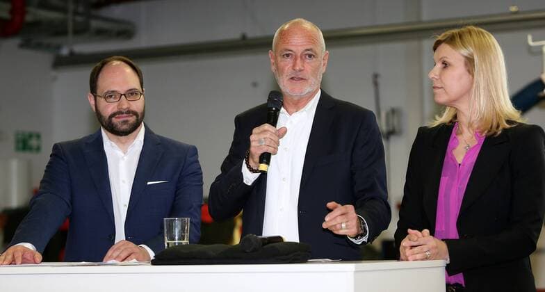 Stuttgart Tennis 40. Porsche Tennis Grand Prix Pressekonferenz, v.l. Dr. Josef Arweck (Leiter Öffentlichkeitsarbeit Porsche), Turnierdirektor Markus Markus Günthardt, Anke Huber (Sportliche Leiterin)
