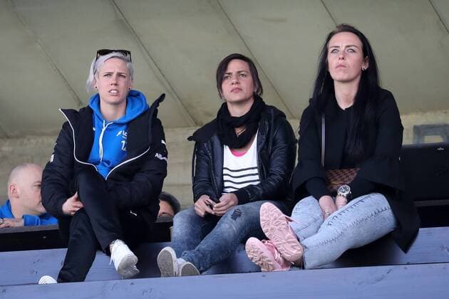 v.li.: Sophie Schmidt (Frankfurt, 12), Anne-Kathrine Kremer (Torwart, Frankfurt, 30) und Peggy Nietgen (Frankfurt, 27), die verletzten Spielerinnen des 1. FFC Frankfurt sitzen auf der Tribüne, under den Zuschauern, Fussball, DFB-Pokal der Frauen, Viertelfinale, SC Freiburg - 1. FFC Frankfurt, xozx