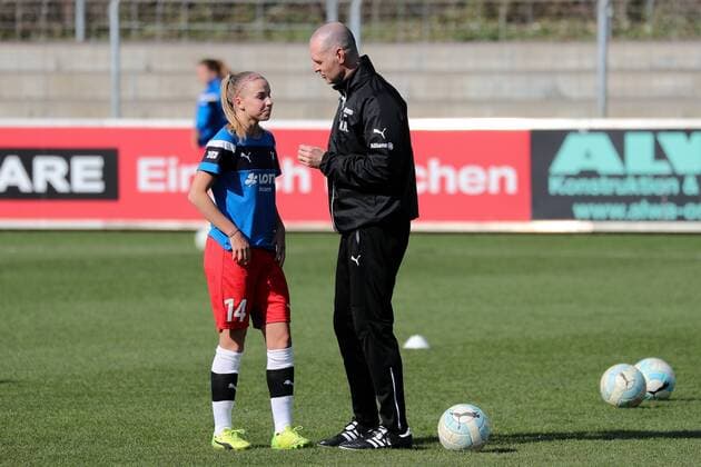 v.li.: Jackie Groenen (Frankfurt, 14) im Gespräch mit Matt Ross (Trainer, Cheftrainer, Frankfurt), vor dem Spiel, Fussball, DFB-Pokal der Frauen, Viertelfinale, SC Freiburg - 1. FFC Frankfurt, xozx
