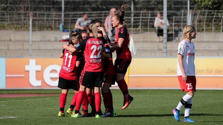 Spielerinnen des SC Freiburg jubeln über das Tor zum 1:0, Jubel, Torjubel, Torerfolg, celebrate the goal, goal, celebration, Jubel ueber das Tor, optimistisch, Action, Aktion, Fussball, DFB-Pokal der Frauen, Viertelfinale, SC Freiburg - 1. FFC Frankfurt, xozx